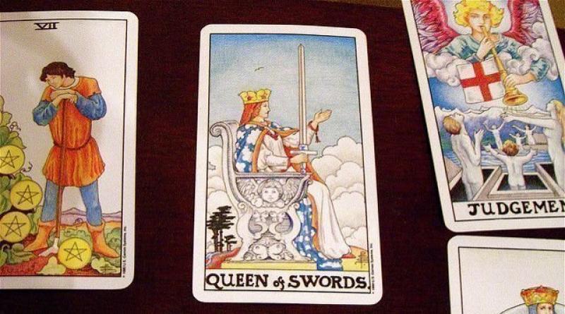 Minor Arcana Tarot Queen of Swords: merkitys ja yhdistelmä muiden korttien kanssa