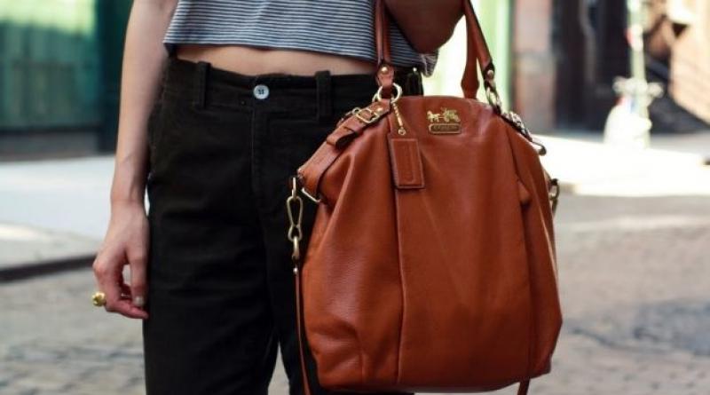 What to wear with a brown bag?