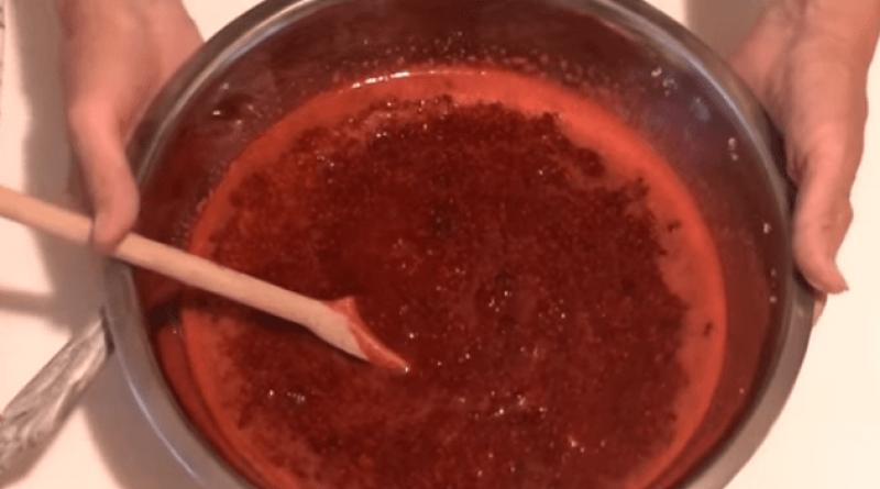 Fresh raspberry jam without cooking