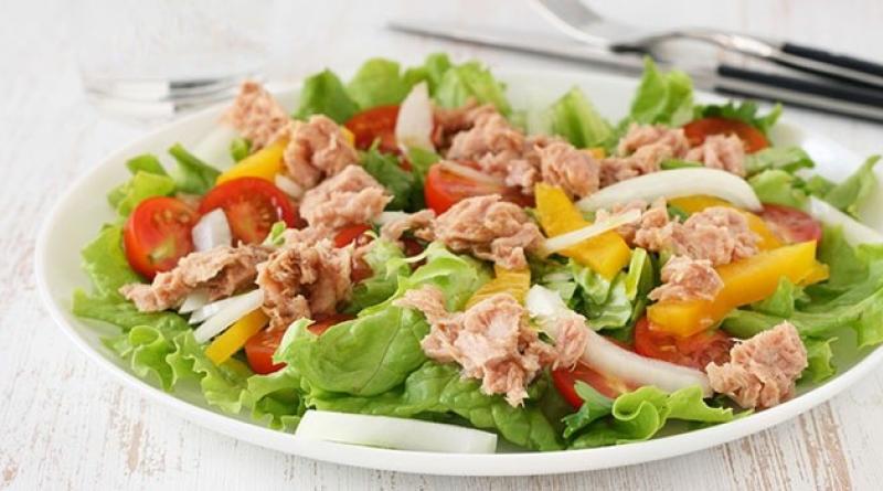 Salad with canned tuna and cucumber