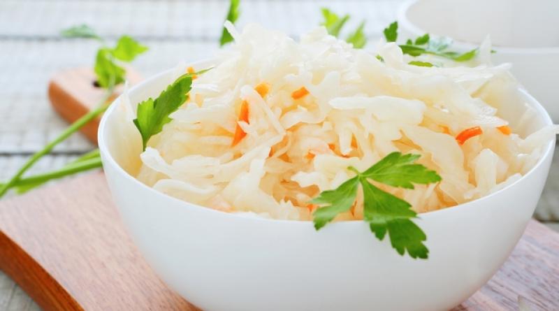Instant pickled cabbage with vinegar