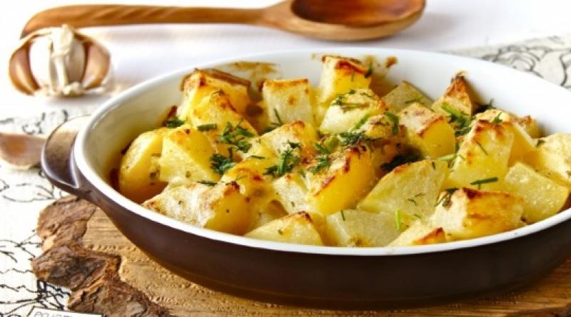 Potatoes in the oven with sour cream and garlic
